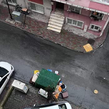 Bina Önündeki Çöp Konteyneri Neden Koku Ve Sağlık Riski Oluşturuyor