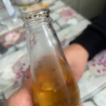 Sırma Şişenin Kapağının İç Kısmı Ve Cam Ağız Kısmının Her Yerinin Pas İçinde Olduğunu Gördük