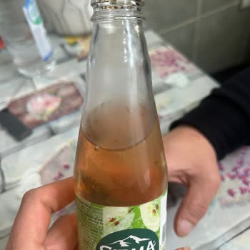 Sırma Şişenin Kapağının İç Kısmı Ve Cam Ağız Kısmının Her Yerinin Pas İçinde Olduğunu Gördük