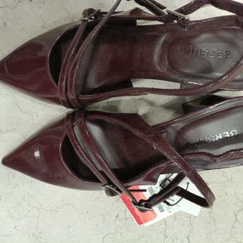 İzmir İstinyePark Bershka Mağazasında Tozlu Ayakkabılar Ve Kirli Çantalar