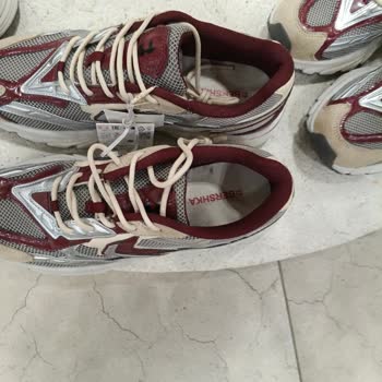 İzmir İstinyePark Bershka Mağazasında Tozlu Ayakkabılar Ve Kirli Çantalar