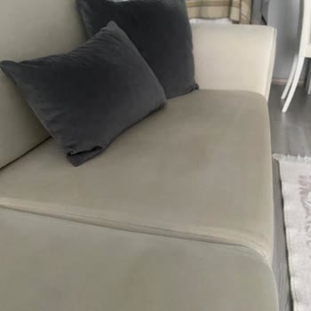 Krem Rengindeki Koltuk Takımında Kumaş Deformasyonu Ve Renk Değişikliği, Çözüm Yok