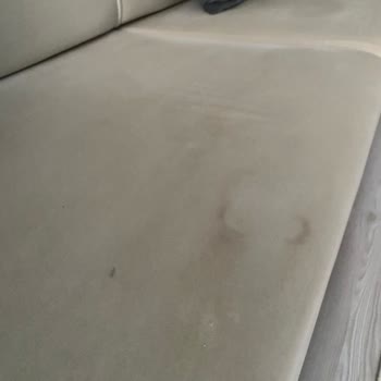 Krem Rengindeki Koltuk Takımında Kumaş Deformasyonu Ve Renk Değişikliği, Çözüm Yok