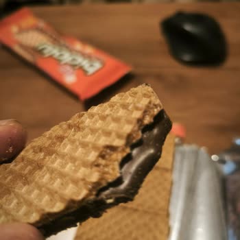 Eti Dolu Çikolatalı Gofretten Bozuk Parça Ve Hijyen Endişesi