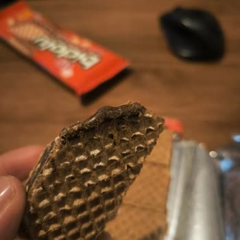 Eti Dolu Çikolatalı Gofretten Bozuk Parça Ve Hijyen Endişesi