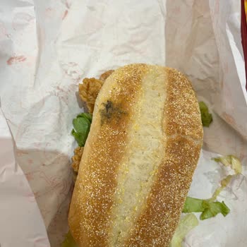 Popeyes West Park Şubesinde Küflü Ekmek Ve Hijyen Sorunu