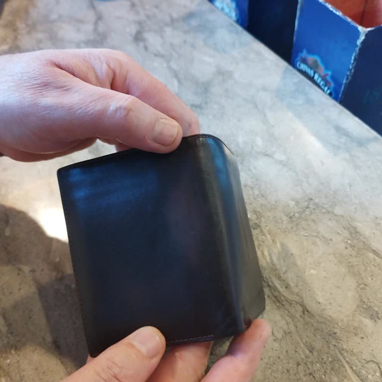 Deri Mod Şubesinde Garantili Olmayan Deri Cüzdan İçin Renk Solması Ve Müşteri Mağduriyeti