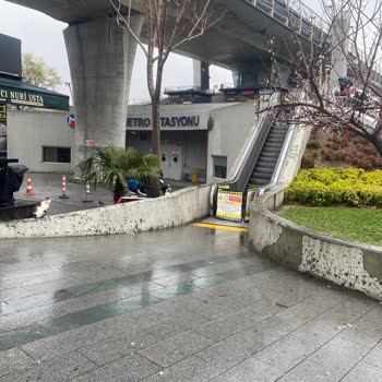 Metro İstanbul M2 Yürüyen Merdiven Yaklaşık 4 Gündür Arızalı Durumdadır