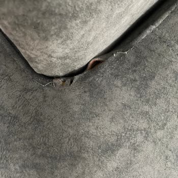 Üç Yılda Koltuk Takımının Dikişleri Açıldı Ve Süngerleri Çöktü