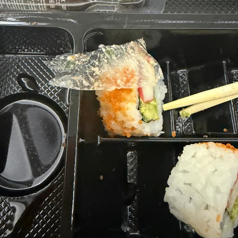 Migros Sushi Box’ta Ambalaj Parçası Bulundu, İade Reddedildi