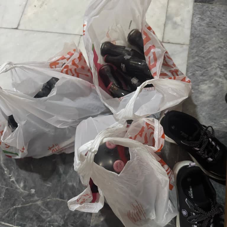 Migros Kurye Paketi Kapıya Fırlatıp Kırdı, Müşteri Mağdur