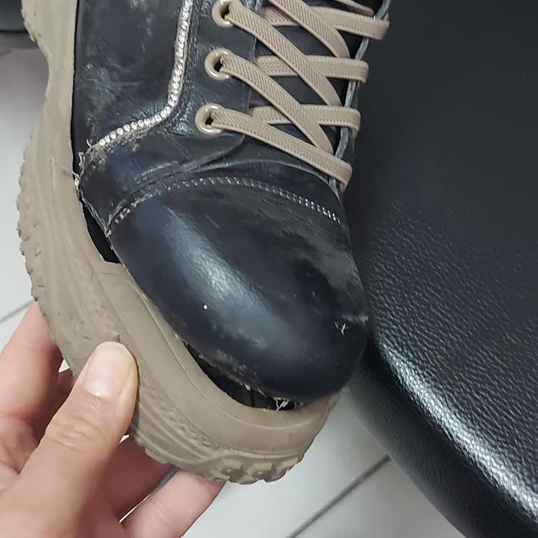 Guja Ayakkabı 2 Ay Bile Olmadan Botun Tabanı Açıldı