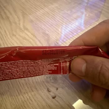 Tadelle Çikolata İçinde Fındık Kabuğu: Diş Kırılma Riski