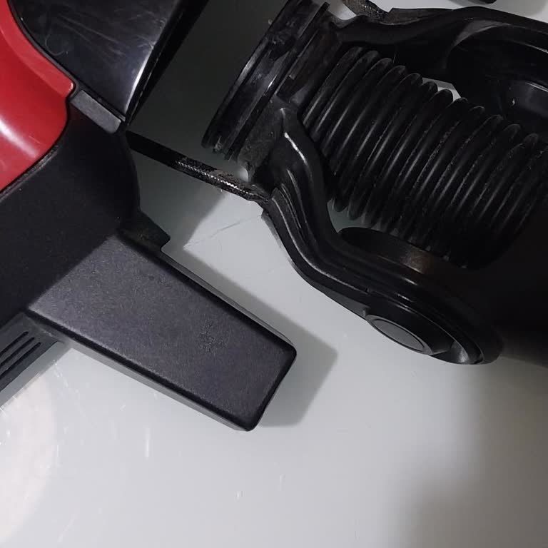 Bosch Dikey Süpürgede Kırılan Plastik Parça Ve Yetersiz Şarj Süresi