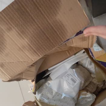 Yurtiçi Kargo Teslimatında Koli Patlamış Ve Kuruyemişler Kutunun İçine Saçılmıştı