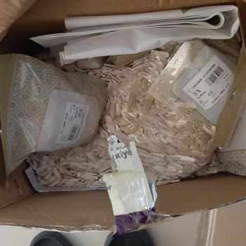 Yurtiçi Kargo Teslimatında Koli Patlamış Ve Kuruyemişler Kutunun İçine Saçılmıştı