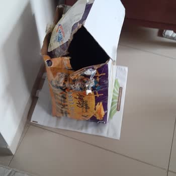 Yurtiçi Kargo Teslimatında Koli Patlamış Ve Kuruyemişler Kutunun İçine Saçılmıştı