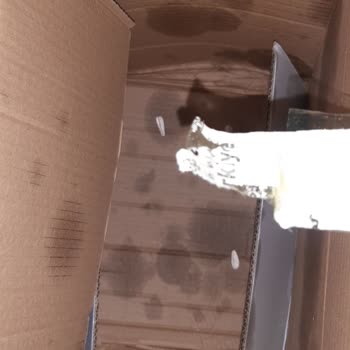 Yurtiçi Kargo Teslimatında Koli Patlamış Ve Kuruyemişler Kutunun İçine Saçılmıştı