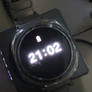 Galaxy Watch Ultra 2025 Sadece Kendi Şarj Aletiyle Çalışıyor, Kablosuz Şarj Yok!