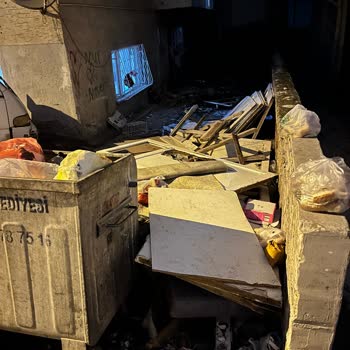 Yenimahalle Belediyesi Çöp Toplamıyor, Demetevler'de Böcek İstilasına Yol Açıyor