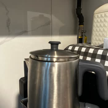 Kapağı Isındığında Uçan Çelik Demlikte Güvenlik Riski Ve Yanma Tehlikesi