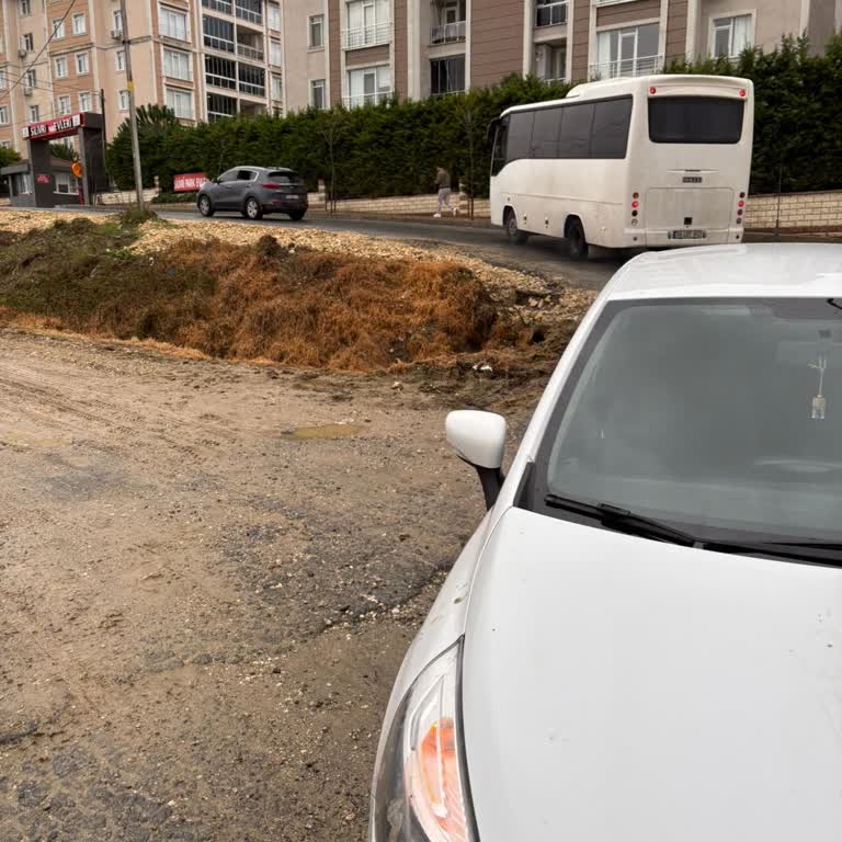 Silivri Atabek Konutları Çevresindeki Çamurlu Yol Ve Şarampol Sürücü Ve Yayalar İçin Tehlike