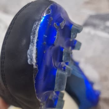 Adidas Krampon Ayıplı: İlk Giyimde Renk Atması Ve Burun Açılması