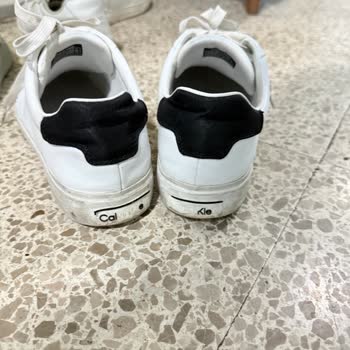 Calvin Klein Ayakkabısının Kalite Sorunu: Yazıların Soyulması Ve Metal Parçasının Kızarması