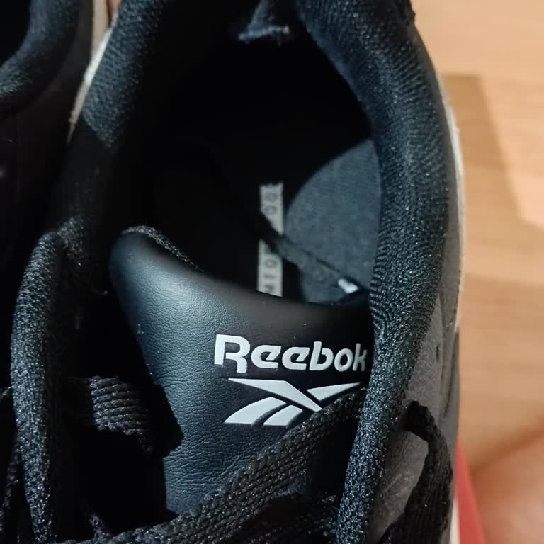Reebok Ayakkabının İç Astarında Yırtılma Ve Mağaza Kullanıcı Hatası İddiası