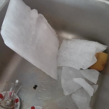 Dikey Dondurucuda Sürekli Buzlanma Ve Çözüm Bulamama