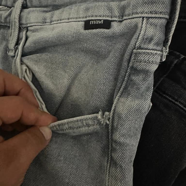 Mavi Pantolon Ön Cep Yırtılması Ve Mağaza Reddi