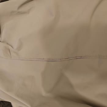 Tudors Gömlek Yeleğin Üzerindeki Tüm Lacivert Boya Bulaştı