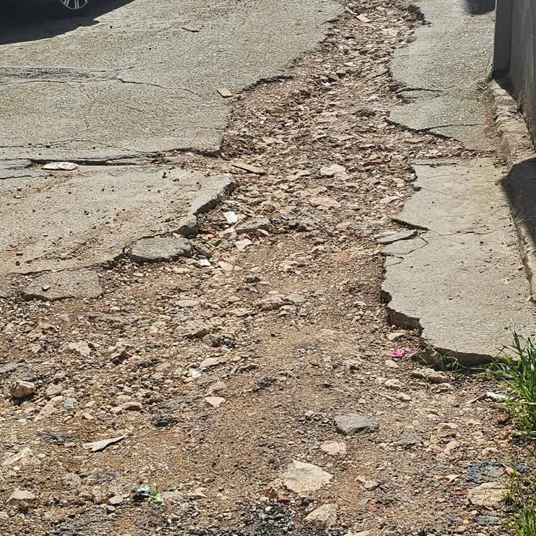 Doğal Gaz Çalışması Sonrası Yolda Asfalt Eksikliği Ve Güvenlik Riski