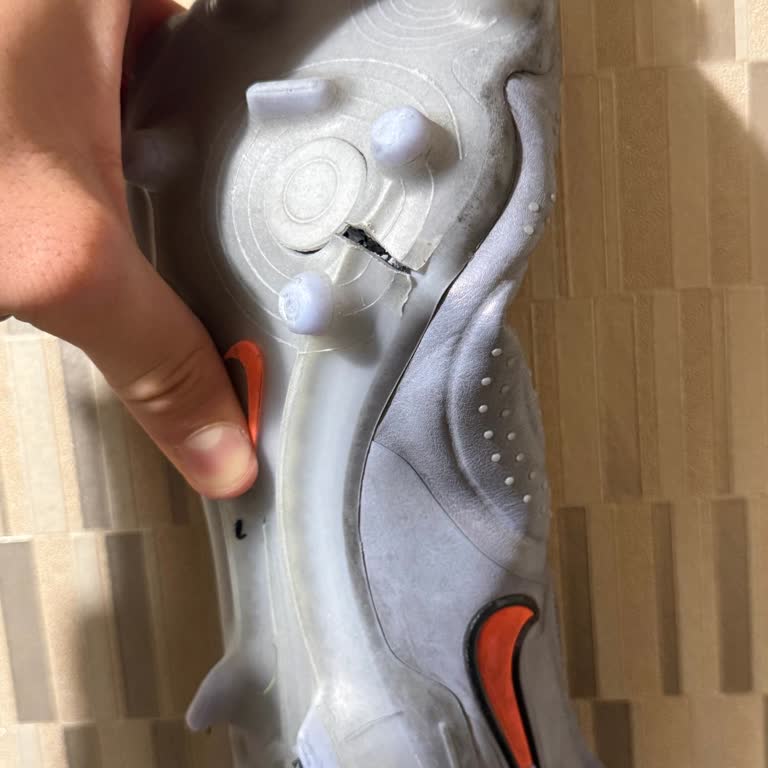 Nike Kramponunda Erken Tabanda Kırık Ve Değişim Talebi