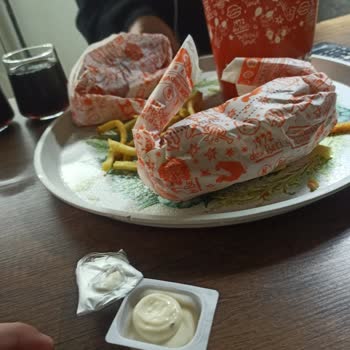 Popeyes Sarımsaklı Mayonezde Böcek: Hijyen Ve Güven Krizi