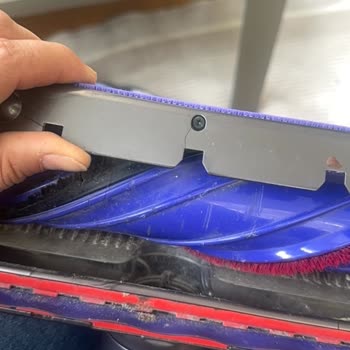 Garanti Kapsamındaki Üretim Hatası: Dyson V12 Süpürge Başlığında Çatlak Ve Kırık