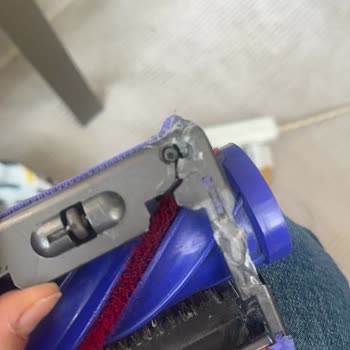 Garanti Kapsamındaki Üretim Hatası: Dyson V12 Süpürge Başlığında Çatlak Ve Kırık