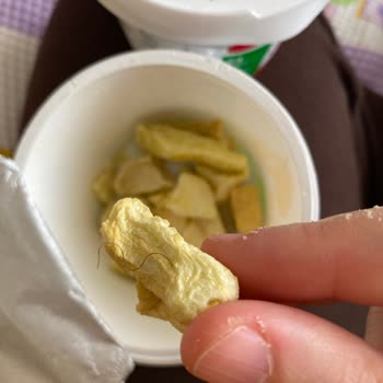 Doku Orijinal Meyve Cipsinde Kıl Kontaminasyonu Ve Hijyen İhlali