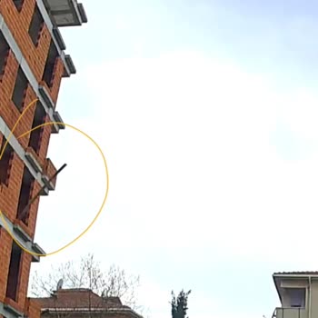 İnşaatta Kontrolsüz Kalas Fırlatılması Ölümcül Tehlike Oluşturdu