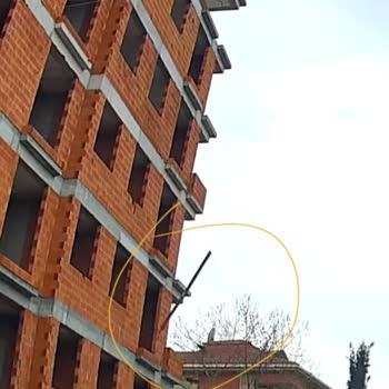 İnşaatta Kontrolsüz Kalas Fırlatılması Ölümcül Tehlike Oluşturdu