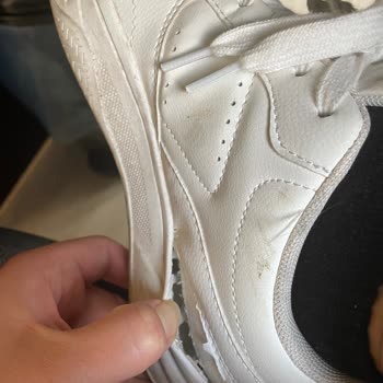 Bershka Spor Ayakkabısının Kısa Sürede Açılması Ve Deri Soyulması