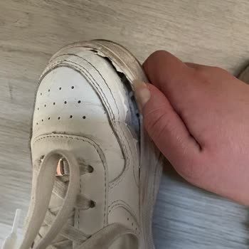 Bershka Spor Ayakkabısının Kısa Sürede Açılması Ve Deri Soyulması