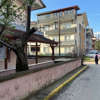 Kopmuş Fiber Kablolar Güvensiz Şekilde Yerde Bırakıldı Ve Tamir Edilmiyor