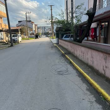 Kopmuş Fiber Kablolar Güvensiz Şekilde Yerde Bırakıldı Ve Tamir Edilmiyor