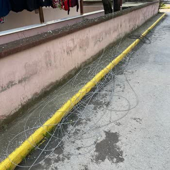 Kopmuş Fiber Kablolar Güvensiz Şekilde Yerde Bırakıldı Ve Tamir Edilmiyor
