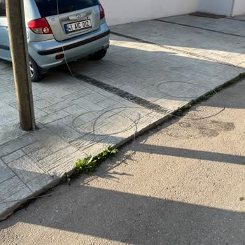 Kopmuş Fiber Kablolar Güvensiz Şekilde Yerde Bırakıldı Ve Tamir Edilmiyor