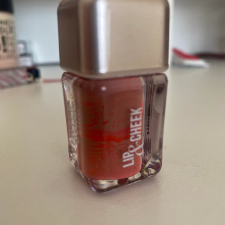 Ümraniye Akyaka AVM Mağazasında Allıkta Renk Değişikliği, Değişim Veya İade Talebi