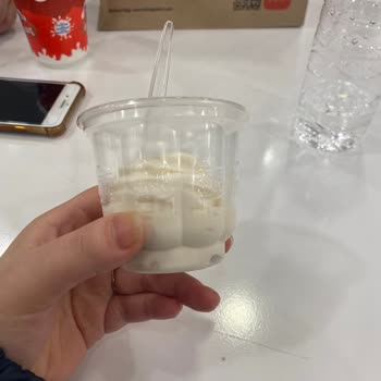 Burger King Dondurma Kabı Yarı Dolu, Personel Yardımsız Ve Açıklamasız