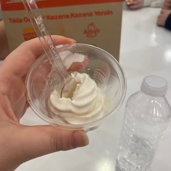 Burger King Dondurma Kabı Yarı Dolu, Personel Yardımsız Ve Açıklamasız