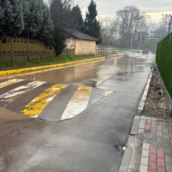 Nizami Cedit Caddesi’nde Yağmur Suyu Birikmesi Yaya Ve Araçları Tehlikeye Atıyor